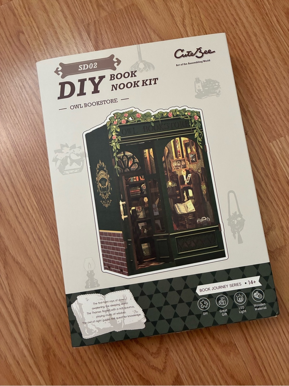 Cutebee Book Nook Kit. DIY - Bookstore (Green Accent)